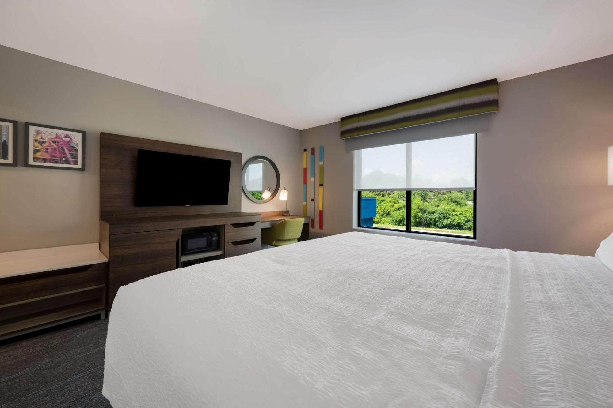 King Room Tub Mobility Access,1546952425:JPEG
